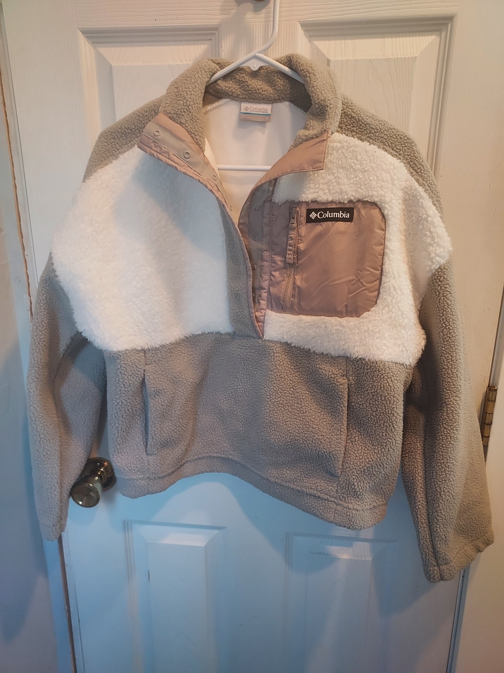 Columbia Gray & White Sherpa/Fleece Pullover with Chest Pocket
